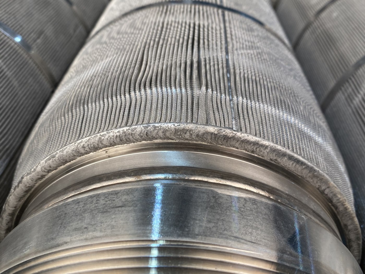 The cleaned machined collar and coarse male thread at the element end