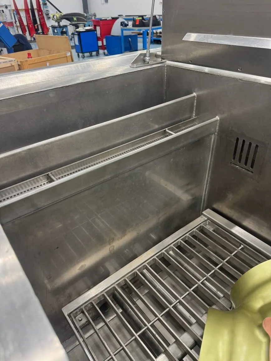 Displacement weir and interceptor grate on an EVS 300 ultrasonic tank