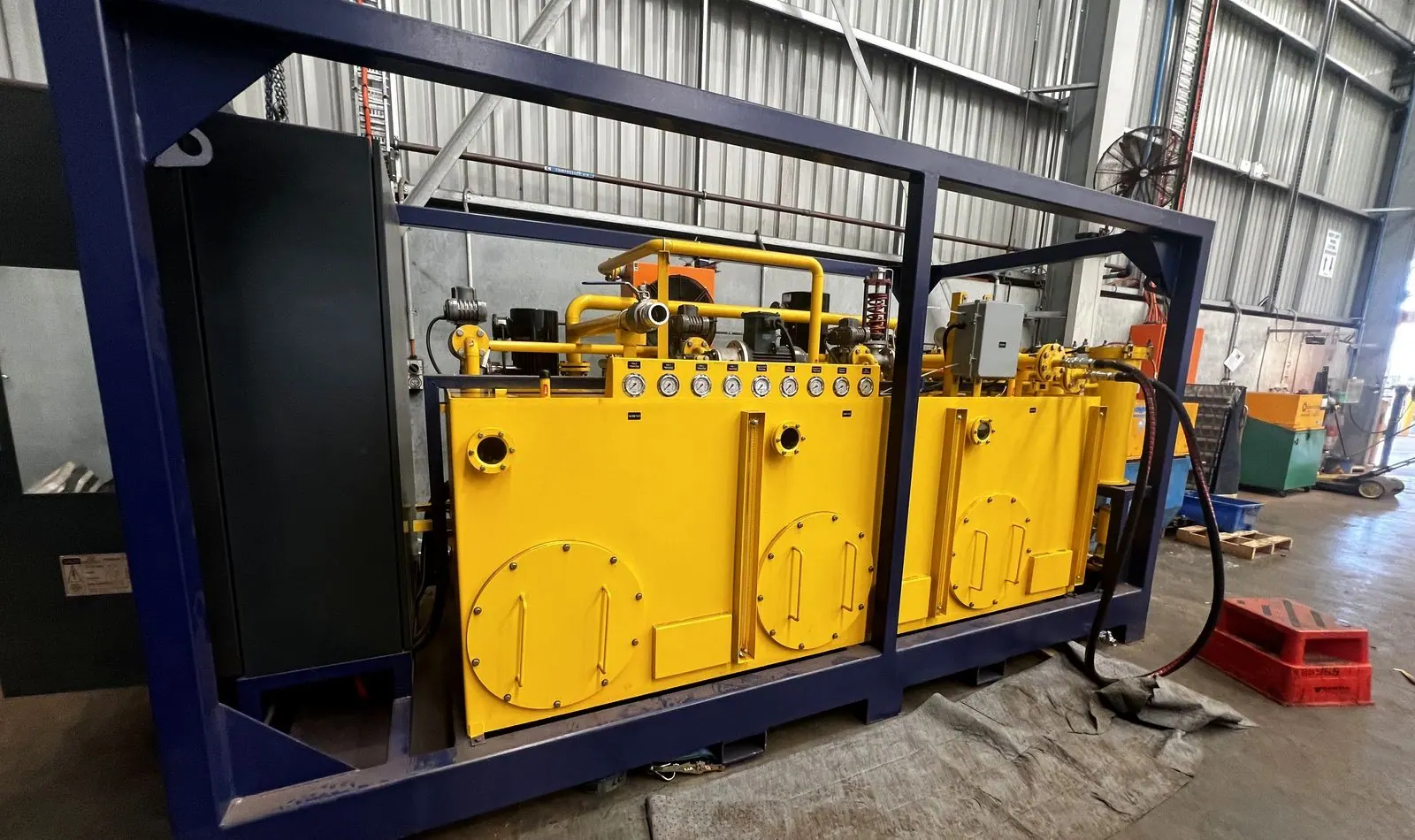 Misonics HFU 600 hydraulic flushing unit &mdash; twin fluid tanks and pump set in a bunded transport frame