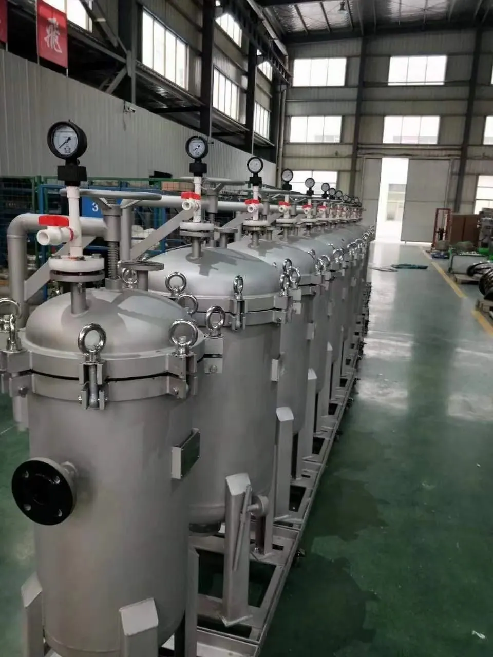 Multi-bag filter housing