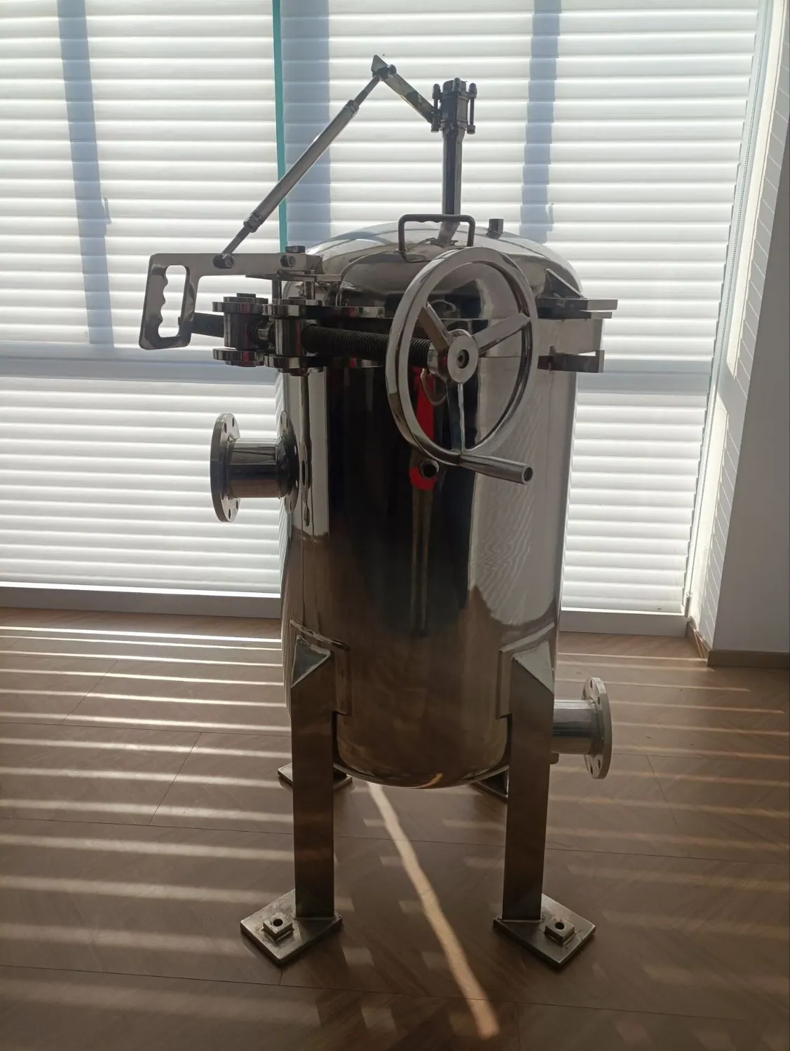 Single bag filter housing