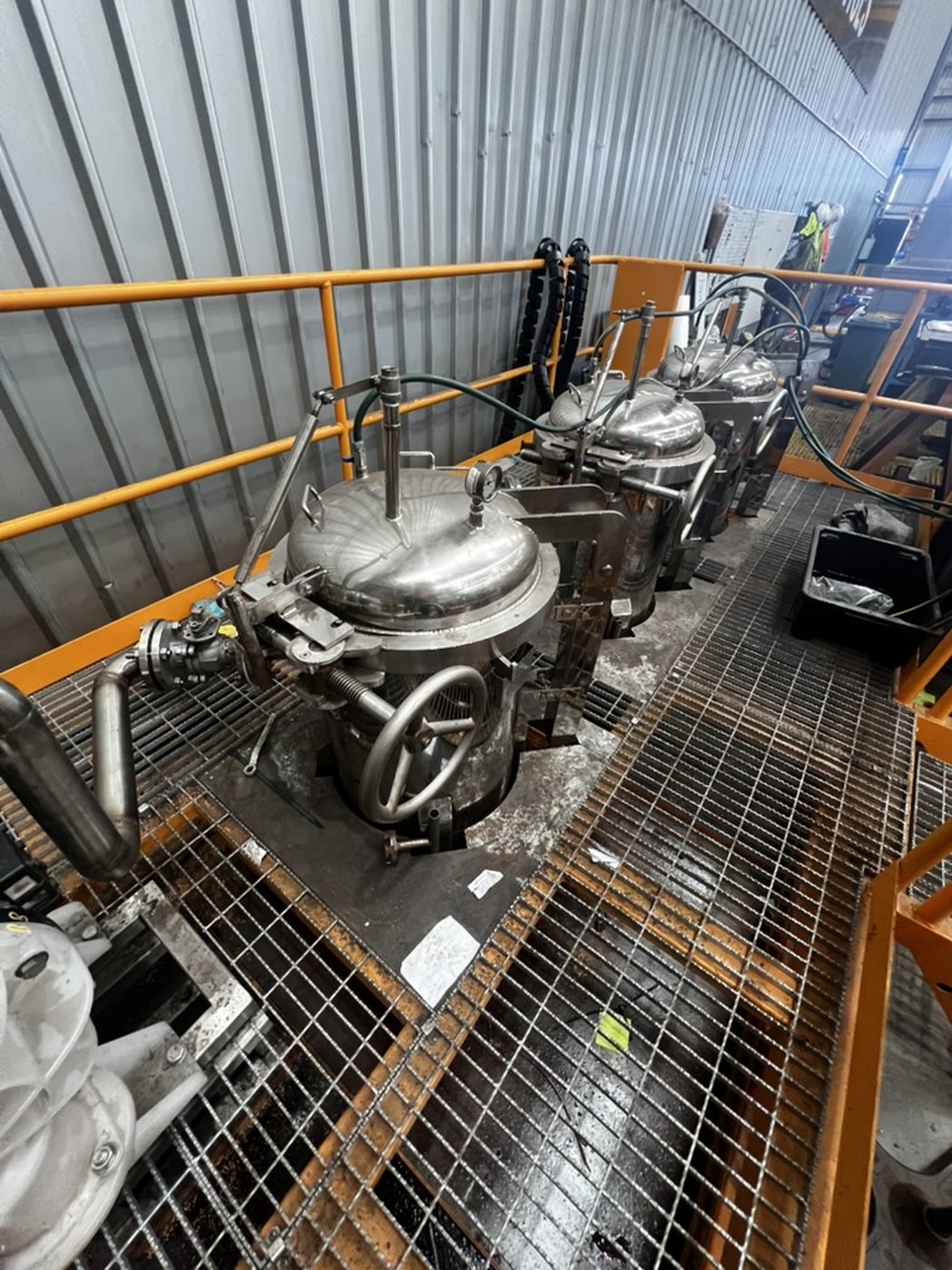 Row of four-bag filter housings on the EVS 7000-PL filtration platform