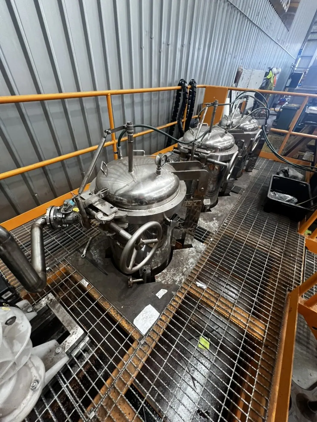 Row of four-bag filter housings on the EVS 7000-PL filtration platform