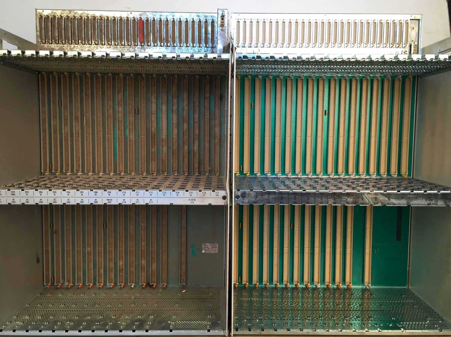 Two exchange subracks side by side — dusty and oxidised on the left, ultrasonically cleaned on the right