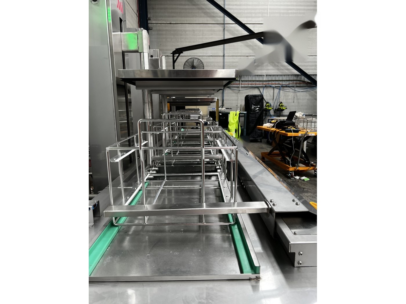 Basket carriers at transfer height over the tanks of a Misonics Sono L-130