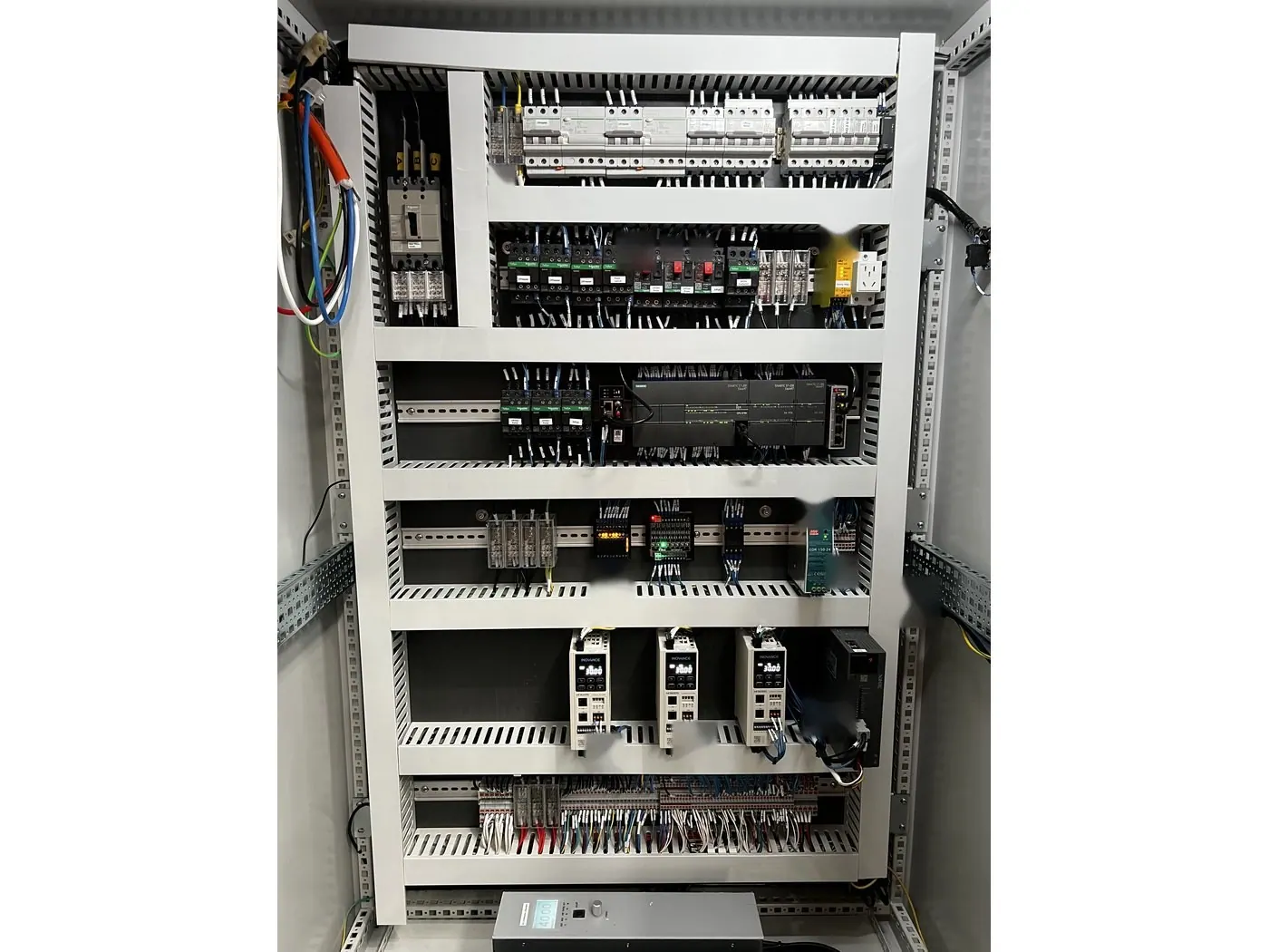 Control cabinet interior of a Misonics Sono L-130 &mdash; breakers, contactors and I/O on DIN rail
