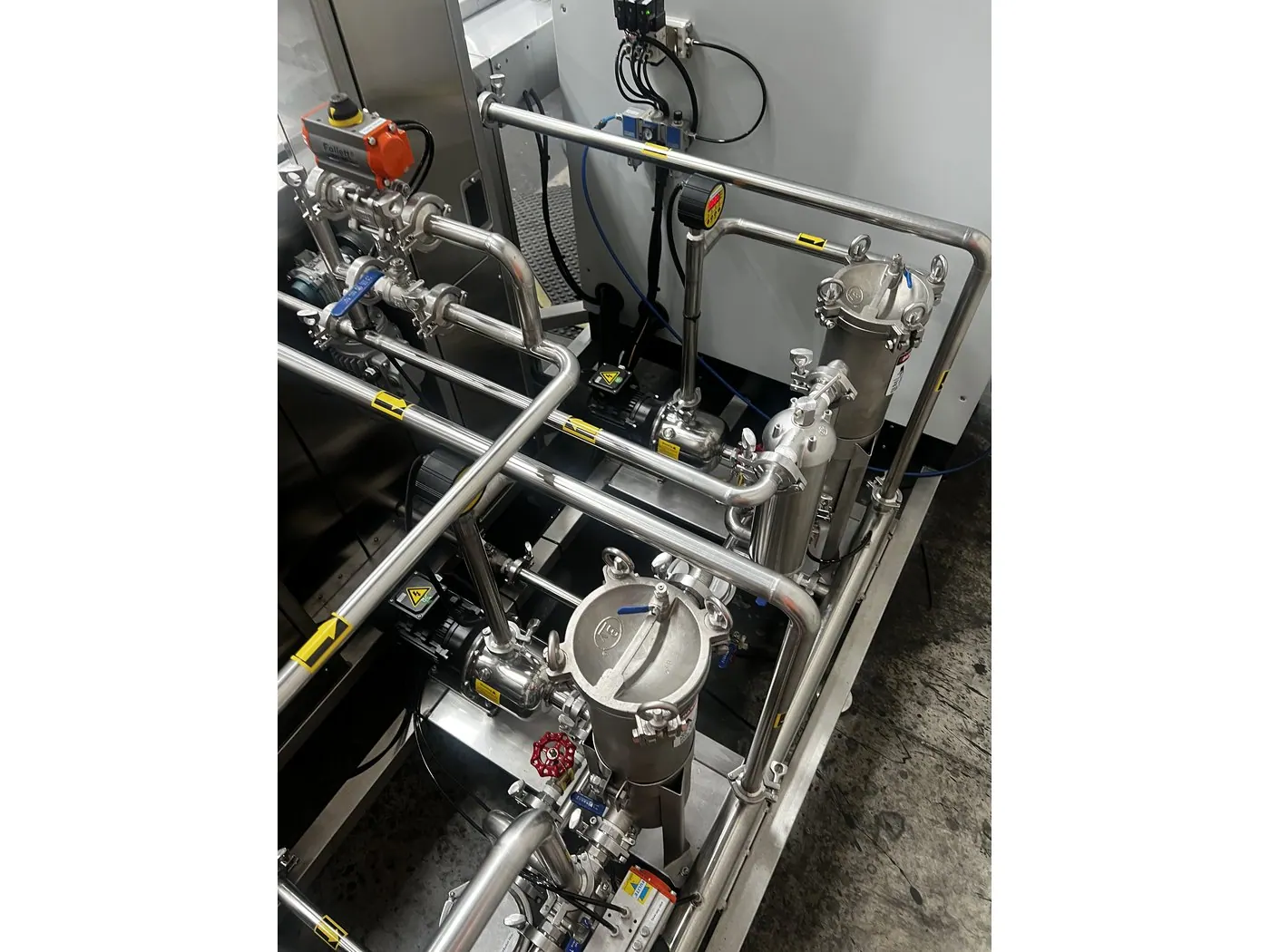 Filtration manifold on a Misonics Sono L-130 — filter housing, pump and valves
