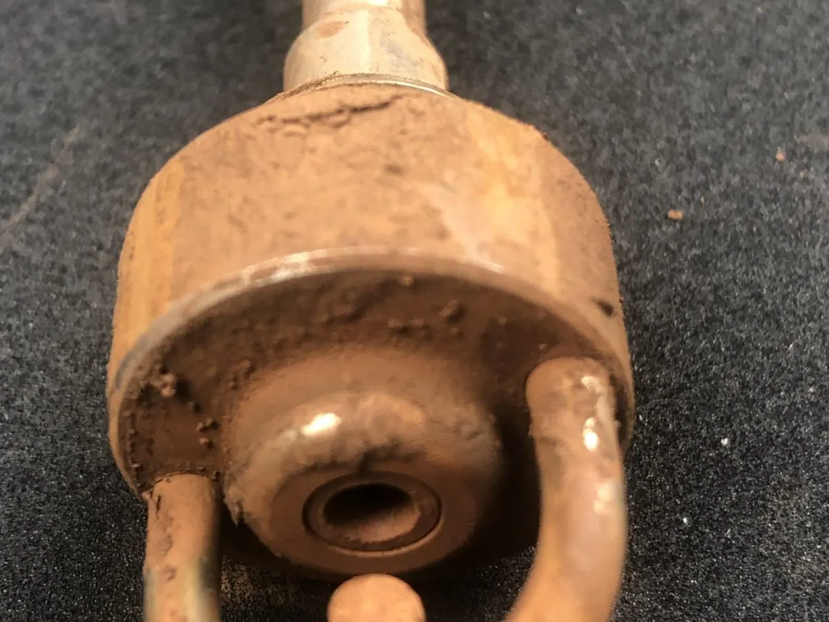 Dust suppression nozzle head sheathed in mineral scale