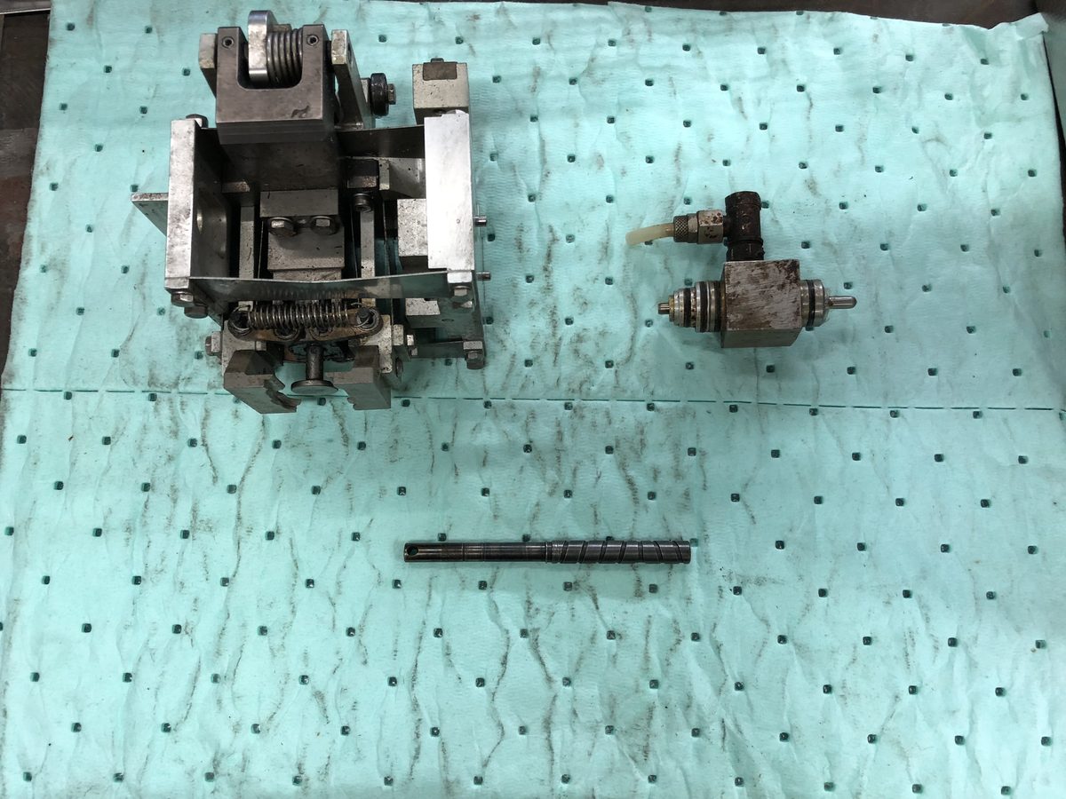 Gluing module, adhesive applicator head and drive shaft laid out before ultrasonic cleaning